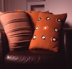 欧陆风情褐色靠垫 为您的居家空间注入温馨与格调